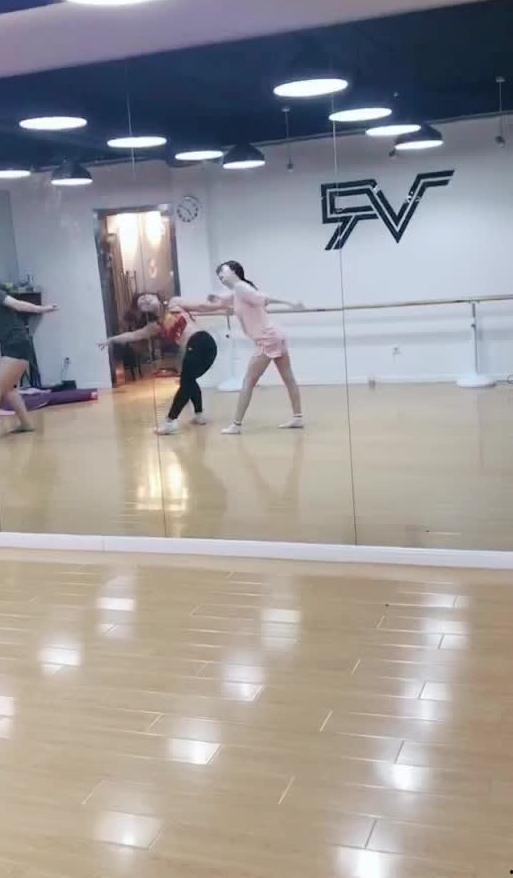 外国跳舞吃瓜视频