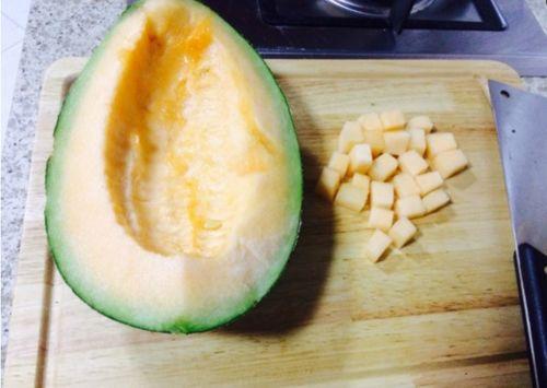 在大厅吃哈密瓜可以吗视频,大厅里的美味时光