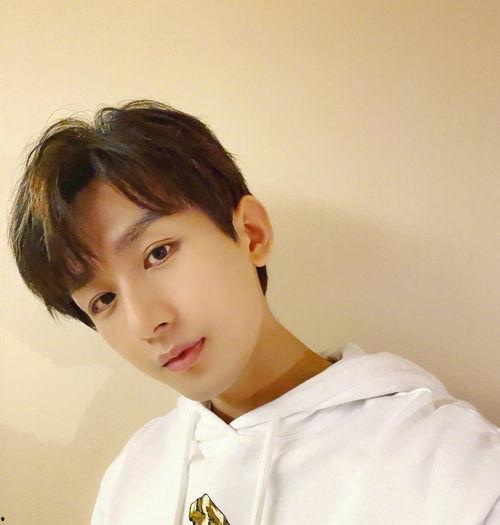 成毅搞笑吃瓜视频,笑料百出，网友直呼“太可爱”